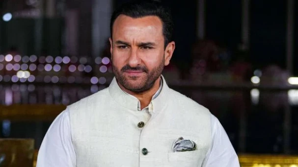 أول ظهور لسيف علي خان عقب خروجه من المستشفى افاق عربية - بعد نحو أسبوع على طعنه بسكين من قبل متسلل افتحم منزله، أكدت وسائل إعلام هندية أن الممثل الهندي سيف علي خان غادر المستشفى في