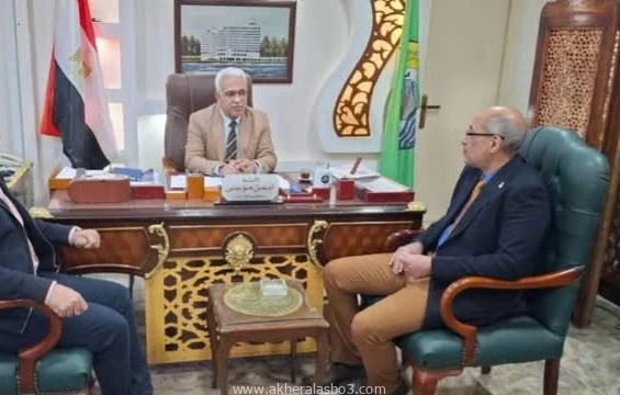 كتبت أمل عبد الرحيم استقبل الأستاذ أيمن موسى وكيل وزارة التربية والتعليم بالإسماعيلية، صباح اليوم الخميس، وفدا من مسئولى مدارس هيئة قناة السويس للتهنئة بالعام الميلادي الجديد، والت