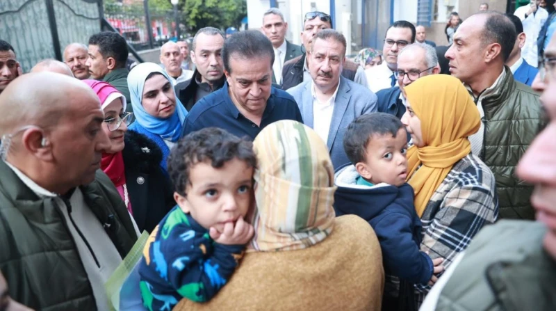 استجابة لوالدتهم.. وزير الصحة يوجه بعلاج ضحايا مرض جينى نادر بمنزلهم تفقد وزير الصحة والسكان، الدكتور خالد عبد الغفار، اليوم السبت، وحدة طب أسرة