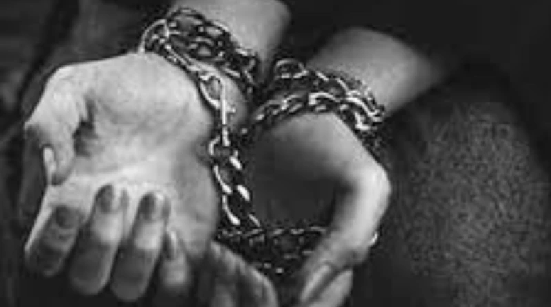 6 سنوات في الحبس.. أسرة تقيد ابنتهم بالسلاسل داخل غرفة سرية بالبدرشين عثرت الأجهزة الأمنية بمديرية أمن الجيزة، على سيدة محتجزة ومكبلة بسلاسل حديدية منذ 6 سنوات، داخل غرفة بمنزل عمه