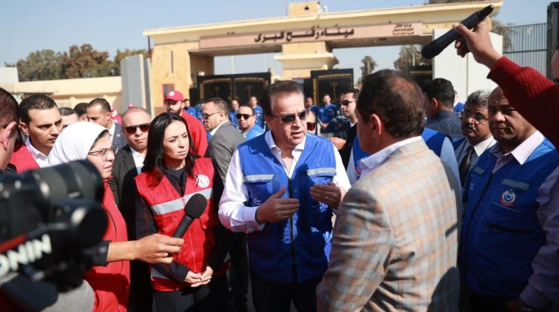 بيانات الوافدين.. تكليف مهم لوزير الصحة خلال تفقده معبر رفح تفقد الدكتور خالد عبدالغفار، نائب رئيس مجلس الوزراء وزير الصحة والسكان، يرافقه الدكتورة مايا مرسي، وزيرة التضامن الاجتما