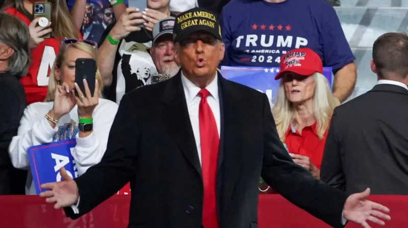 عودة ترامب تشعل الأسواق العالمية.. ارتفاع السندات وتضخم يطل برأسه تشهد الأسواق المالية العالمية، موجة من الاضطرابات والتقلبات مع اقتراب تولي الرئيس الأمريكي المنتخب، دونالد ترامب، 