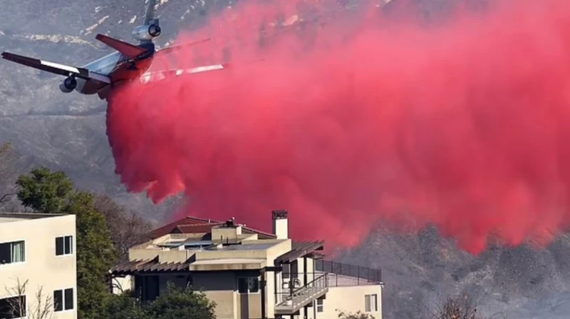 ملجأ للأثرياء فقط.. القصر الوردي يشعل نار الطبقية في لوس أنجلوس اكتست مدينة لوس أنجلوس، صباح أمس الإثنين، باللون الوردي بعد أن اجتاحت الحرائق المستعرة أرجاءها، ما زاد من حدة الجدل