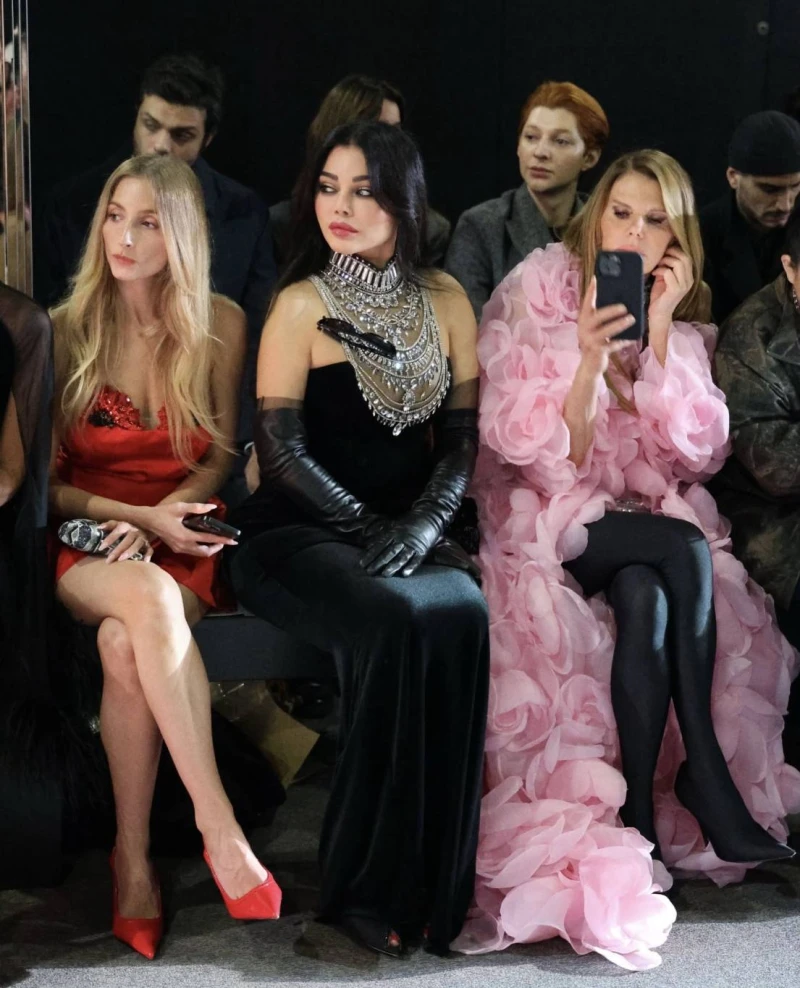 هيفاء وهبي تطغى بشخصيتها وأناقتها في عرض افاق عربية - هيفاء وهبي في باريس رصدت عدسات الكاميرا هيفاء وهبي وهي تتجه نحو عرض يانينا كوتور في باريس لموسم ربيع وصيف 2025 للأزياء الراقية