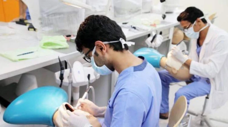 أطباء أسنان 2023 يبحثون عن تكليف.. والوزارة: مش محتاجين لكم ينتظر خريجو كليات الصيدلة والأسنان والعلاج الطبيعي دفعة عام 2023، من الجامعات الحكومية، والخاصة، والأهلية، والأفرع الأجن