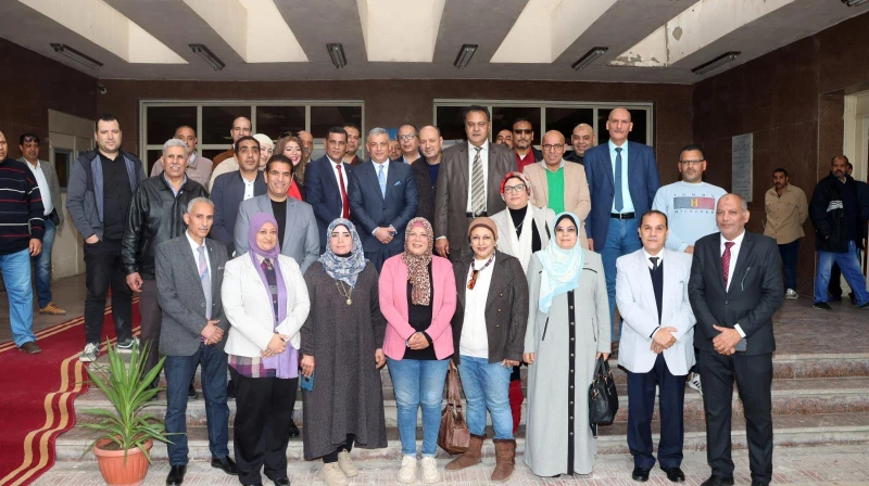 كتبت أمل عبد الرحيم تفقد اللواء طيار أ.ح أكرم محمد جلال محافظ الإسماعيلية، صباح اليوم الأربعاء، مبنى إذاعة وتليفزيون القنال حيث حرص خلال جولته على