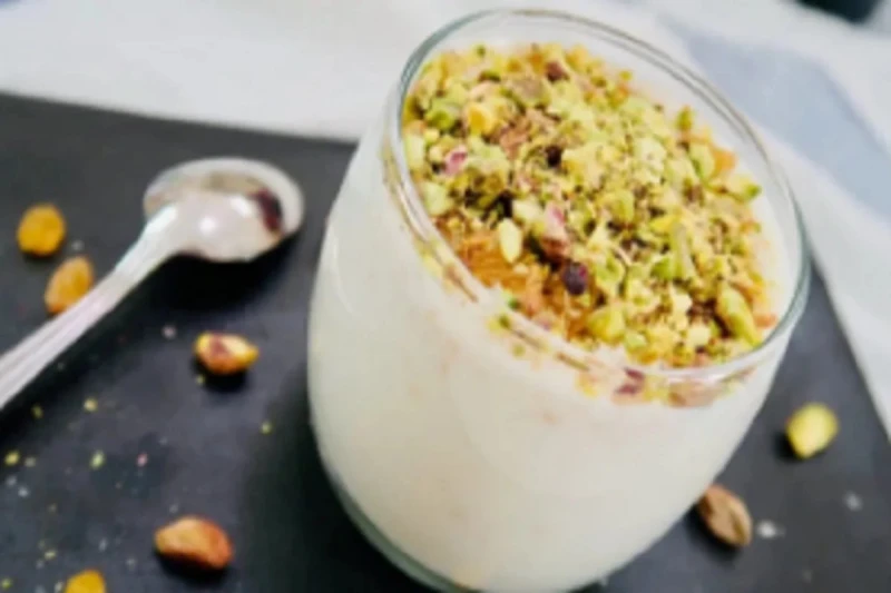 أشخاص ممنوعون من تناول السحلب احذر لو كنت منهم أشخاص ممنوعون من تناول السحلب.. يعتبر السحلب من المشروبات الشتوية الدافئة والمميزة بطعمها اللذيذ، لكنه قد لا يكون الخيار الأمثل للجمي