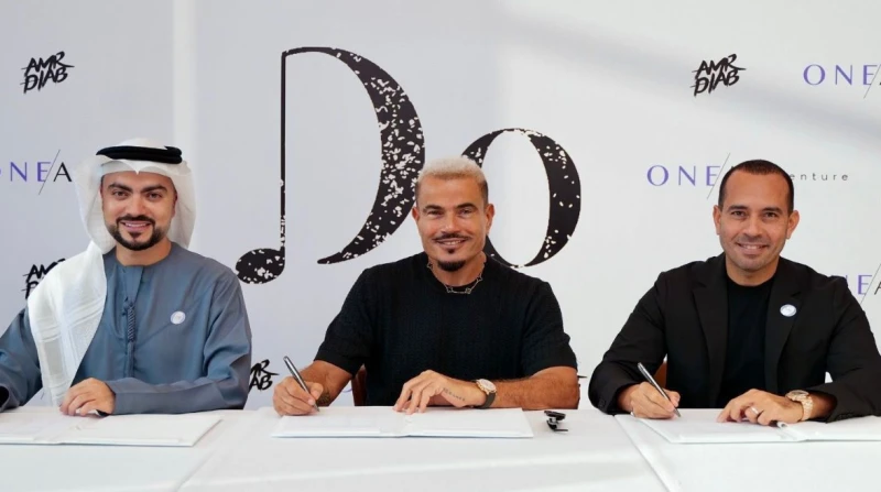 عيشها بإيقاع.. عمرو دياب يطلق سلسلة فنادق دو بوتيك أطلق الفنان عمرو دياب، أول سلسلة فنادق تستخدم إمكانيات الذكاء الاصطناعي وتمزجها بالموسيقى، وذلك بالشراكة مع شركة وان للتطوير العق