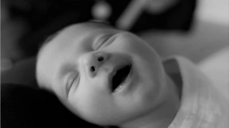 عامل دماغ.. منشور ساخر يكشف لغز ضحكة الأطفال الملائكية أثار منشور على فيسبوك موجة من السخرية والجدل، بعدما زعم أن ماء غريب، وهو دواء يستخدم لعلاج المغص عند الرضع، يحتوي على نسبة من