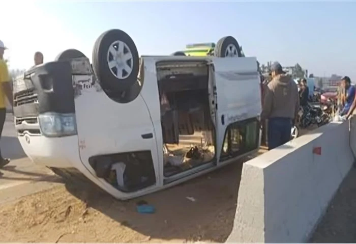 إصابة 5 أشخاص في انقلاب ميكروباص بمنشأة القناطر أصيب 5 أشخاص إثر انقلاب سيارة ميكروباص على طريق في منشأة القناطر بمحيط مديرية أمن الجيزة وعلى الفور