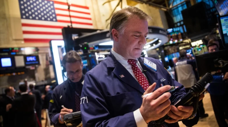 الأسهم الأمريكية تودع 2024 بمكاسب قياسية أنهت مؤشرات الأسهم الأمريكية العام 2024 بمكاسب قياسية غير مسبوقة، مدفوعة بعدة عوامل، أبرزها الأداء الإيجابي