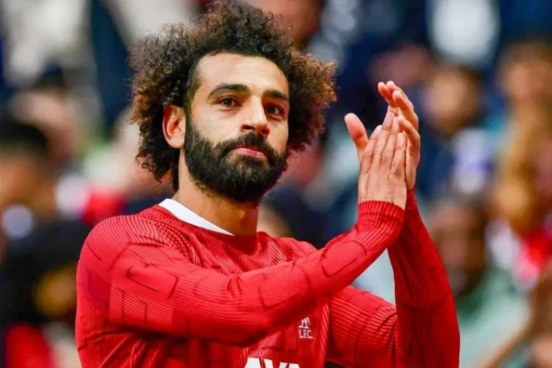 محمد صلاح يتوج بجائزة أفضل لاعب عربي لعام 2024 وسط مفاوضات مع ليفربول في إنجاز جديد، فاز النجم المصري محمد صلاح بلقب أفضل لاعب عربي لعام 2024، متفوقا