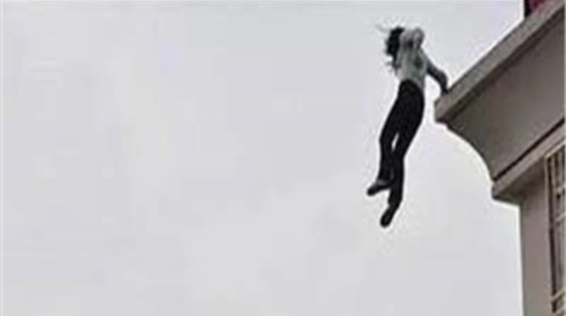 بسبب المذاكرة.. طالبة تنهي حياتها قفزا من الطابق الرابع بالهرم تخلصت طالبة من حياتها قفزا من الطابق الرابع بسبب تعنيف والدها لها لحثها على المذاكرة،