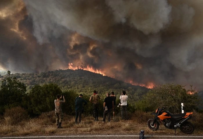 بعد التهامها أكثر من 100 فدان، إجلاء سكان ماليبو بسبب حرائق غابات كاليفورنيا أصدرت السلطات الأمريكية أوامر إجلاء لسكان مدينة ماليبو في ولاية