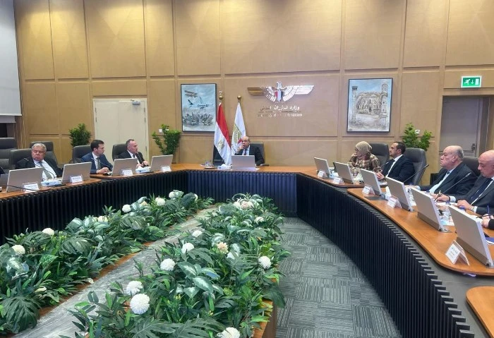 وزير الطيران المدني يلتقي مسئولي شركة لبحث التعاون في مجال المطارات في إطار اللقاءات المتواصلة التي يعقدها الدكتور سامح الحفني وزير الطيران المدني مع مسئولي كبرى الشركات العالمية ا