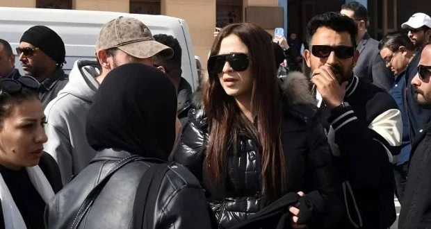 انفعلت على الصحافيين.. هذا ما حدث في جنازة والد ياسمين عبد العزيز افاق عربية - رافقت النجمة ياسمين عبد العزيز جثمان والدها الى مثواه الأخير وبدت في غاية الحزن والإرهاق من ملاحقة ال