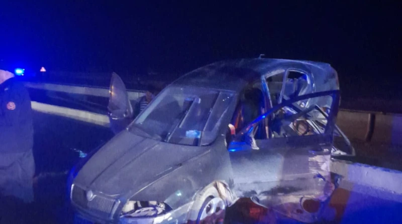 العربيات اتعجنت.. انقلاب 3 سيارات في طريق وادي النطرون (صور) شهد طريق وادي النطرون- العلمين، حادث تصادم مروع بين 3 سيارت وانقلابهم، وتم الدفع ب10 سيارات إسعاف إلى مكان الحادث.وتلقت