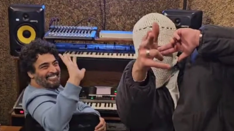 قريبا.. حميد الشاعري وتووليت يجتمعان في عمل غنائي جديد فاجأ الفنان حميد الشاعري، جمهوره بإعلان تعاونه لأول مرة مع المغني المقنع تووليت، وذلك من خلال مقطع فيديو ظهر فيه الثنائي وهما