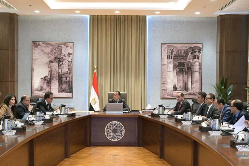 الحكومة للمواطنين: رصيد الأدوية والمستلزمات الطبية يكفي لما يزيد على 3 أشهر أكدت الحكومة أن رصيد الأدوية والمستلزمات الطبية يتجاوز ثلاثة أشهر لمعظم الأصناف، مشددة على الجهود المبذو