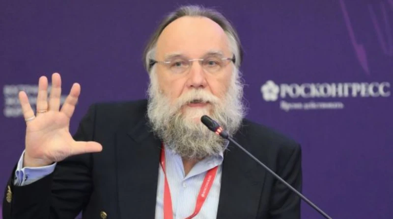 فيلسوف روسي يتوقع اغتيال ترامب بسبب معلومات حساسة عن كينيدي حذر الفيلسوف الروسي عالم السياسة، ألكسندر دوجين، من أن الرئيس الأمريكي دونالد ترامب قد يواجه مقاومة شديدة خلال الفترة ال