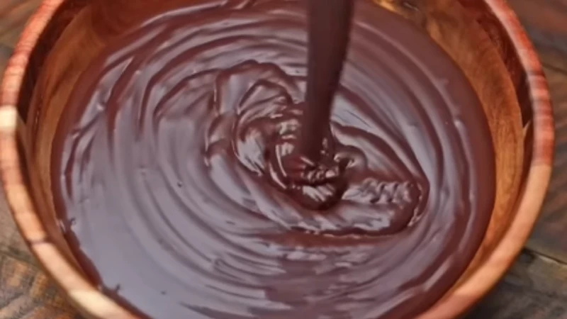 عمل صوص الشوكولاتة بطريقة سهلة وبسيطة مثل المحلات الشوكولاتة تعد واحدة من أشهر وأشهى أنواع الحلويات التي يفضلها الكثيرون، حيث يتم تقديمها بعدة أشكال وبإضافات متنوعة، كما تستخدم في 