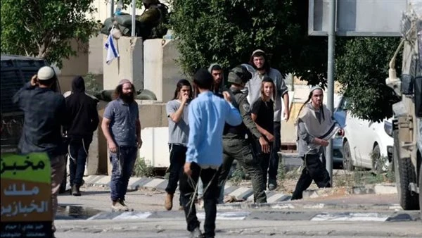 إصابة 9 فلسطينيين إثر هجمات للمستوطنين بالضفة الغربية أصيب 9 فلسطينيين بجروح جراء اعتداء قوات الاحتلال الإسرائيلي ومستوطنين عليهم خلال اقتحام بلدات