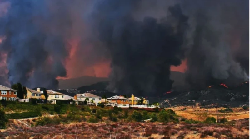اهرب فورا.. 5 تطبيقات على الموبايل تنذرك بخطر الحرائق تشتعل كاليفورنيا بنيران حرائق الغابات المدمرة، التي تلتهم آلاف الأفدنة وتهدد المنازل والأرواح.