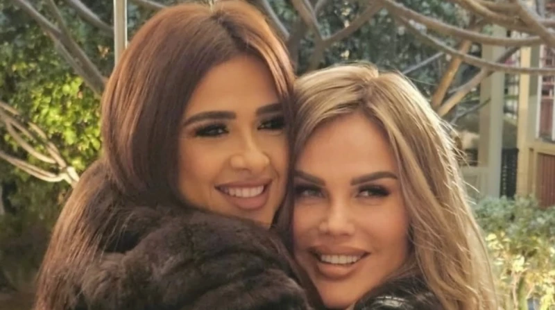 جمهور ياسمين عبدالعزيز يشكر نيكول.. الأحزان تزول بحضن وابتسامة عادت النجمة ياسمين عبدالعزيز من جديد لتصوير أعمالها الفنية، بعد فترة من التوقف بسبب