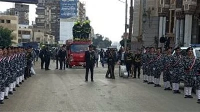 زوجة العقيد فتحي سويلم ضحية واقعة بنك مصر أثناء تشييع جنازته العسكرية: مع السلامة يا قلبي في جنازة عسكرية شيعت مدينة المنصورة جثمان العقيد فتحي سويلم شهيد واقعة بنك الفيوم، وسط حال