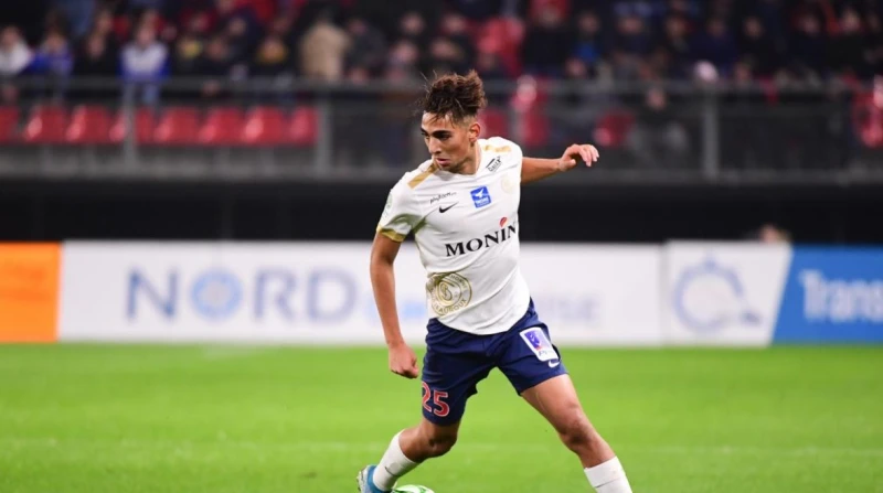 إلياس شوارف صفقة الأهلي المحتملة.. الست دي جعلتني زيدان سويسرا عشت أنا وعائلتي حياة صعبة، حين وصلنا إلى فرنسا بدون أوراق رسمية، عشنا في مكان متواضع لمدة 5 سنوات، ثم انضم أخي إلى نا