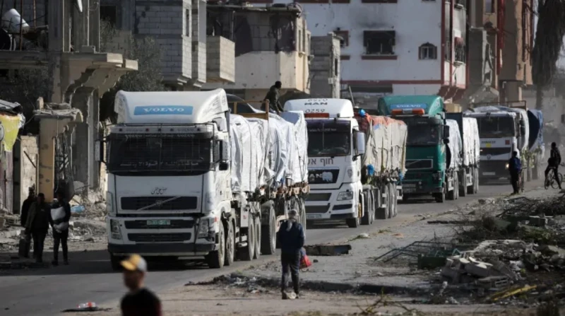 دخول 260 شاحنة مساعدات ووقود إلى قطاع غزة في اليوم الثالث للهدنة تمكنت 260 شاحنة محملة بالمساعدات والوقود، من الدخول إلى قطاع غزة المنكوب، عبر معبري كرم أبو سالم والعوجة، في اليوم 