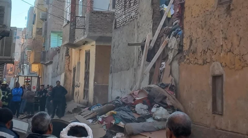 الحماية المدنية تنجح فى إنقاذ 4 أشخاص من تحت أنقاض عقار في أسوان شهدت منطقة المحطة بمدينة كوم أمبو شمال محافظة أسوان،صباح اليوم، انهيار جزئي لعقار
