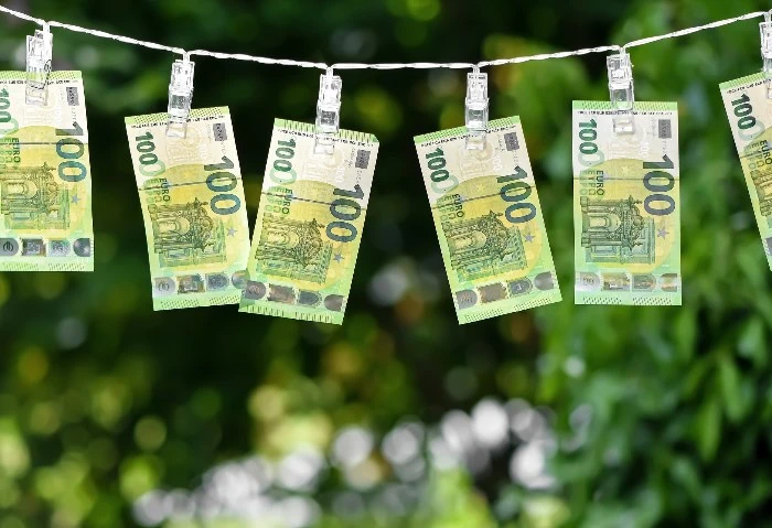 البنك المركزي يوضح أساليب إخفاء المستفيدين فى عمليات غسيل الأموال أعلن البنك المركزي المصري، عن إعداد دليل استرشادي للكشف عن المستفيد الحقيقي لعملاء