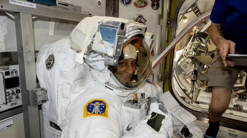 العاملة الأسيرة.. رائدة ناسا محاصرة في الفضاء حصلت إحدى رواد الفضاء المحاصرين في وكالة ناسا على لقب العاملة الأسيرة عندما خرجت من المحطة الفضائية لأول مرة منذ سبعة أشهر، وفقا لصحيف