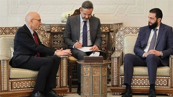 قائد الإدارة السورية الجديدة أحمد الشرع يلتقي مفوض الأمم المتحدة لحقوق الإنسان أكدت القيادة العامة في سوريا، أن قائد الإدارة السورية الجديدة أحمد