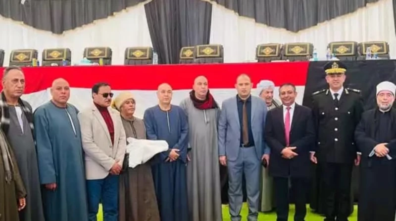 انتهاء خصومة دامت 9 سنوات بين عائلتي الصعيدي والغنايم في الفيوم شهدت قرية الجمهورية التابعة لمركز طامية بمحافظة الفيوم، اليوم السبت، مراسم صلح تاريخية أنهت خصومة طويلة بين عائلتي ا