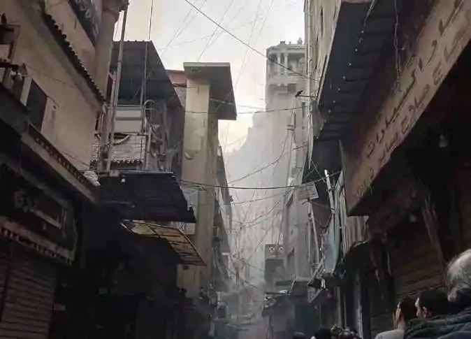 تفاصيل القصة الكاملة للمأساة الكبري التي شهدتها التوفيقية ملامح منكسرة وحلم ضائع شهد سوق التوفيقية وسط القاهرة حادثا مأساويا عندما اندلع حريق هائل في مول الغريب مخلفا وراءه خسائر ف