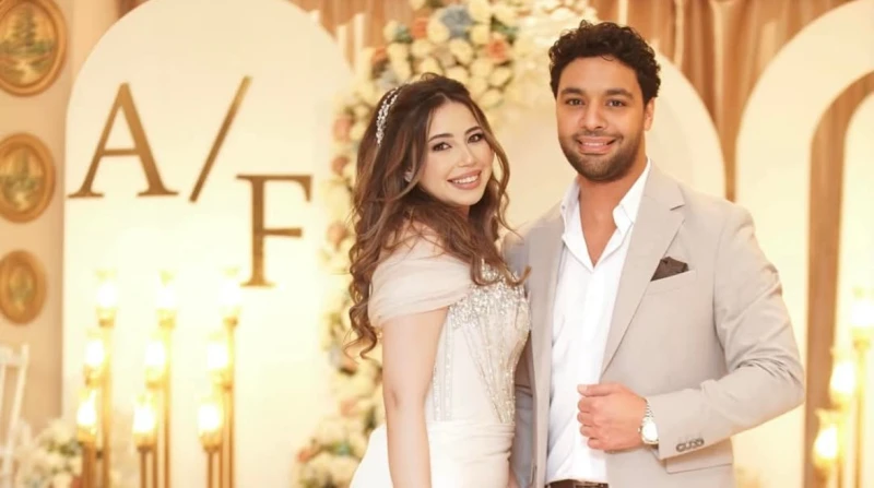 المطرب أحمد جمال يحتفل بخطوبته على فرح الموجي (صور) احتفل المطرب أحمد جمال بخطوبته على المطربة فرح الموجي، في أجواء عائلية اقتصرت على الأهل