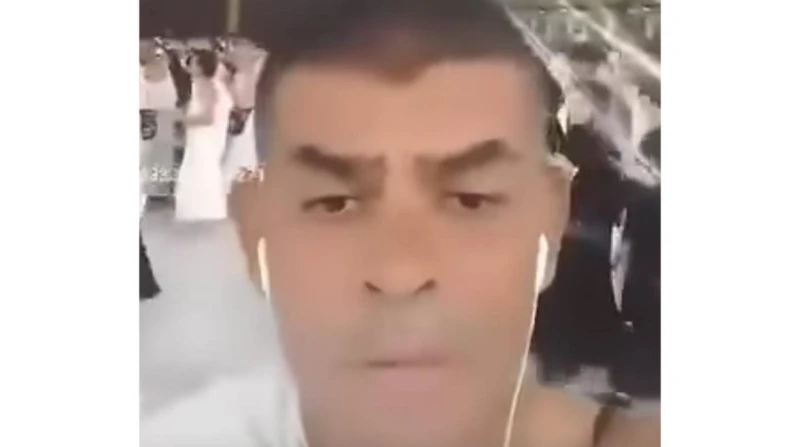 بسبب البالونة.. مشجع زملكاوي يدعي على إمام عاشور أمام الكعبة أثار مشجع زملكاوي الجدل بعد ظهوره في مقطع فيديو انتشر على مواقع التواصل الاجتماعي وهو يؤدي مناسك من أمام الكعبة، إذ فاج