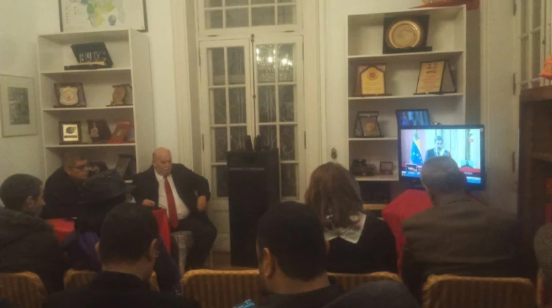 بالشال الفلسطيني.. مشاهد من احتفال السفارة الفنزويلية بتنصيب مادورو تابعت سفارة فنزويلا في القاهرة تنصيب الرئيس نيكولاس مادورو لولاية جديدة، وذلك بحضور سفير فنزويلا بمصر ويلمار اوم