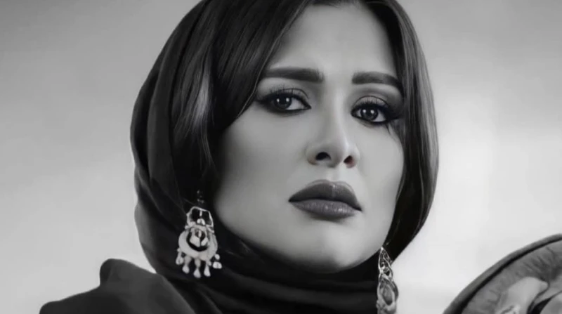 انهيار ياسمين عبدالعزيز لحظة وصول جثمان والدها لمسجد المشير.. فيديو وصل جثمان محمد عبدالعزيز، والد الفنانة ياسمين عبدالعزيز، اليوم الأحد، إلى مسجد