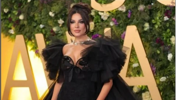 كلها أنوثة تعليق ناقد موضة على فستان نادين نجيم في أفاق عربية حرصت الفنانة اللبنانية نادين نجيم على مشاركة متابعيها عبر حسابها الرسمي على موقع تبادل