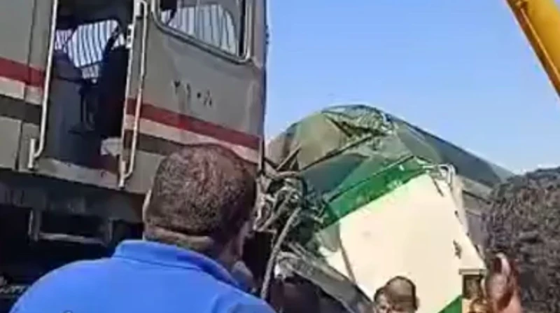 وفاة شخص إثر تصادم قطار بتروسيكل في الغربية توفي سائق تروسيكل، في العقد الخامس من العمر، بعد أن صدمه القطار حال عبوره شريط السكة الحديد، بمنطقة الملاحة التابعة لمدينة طنطا بمحافظة 