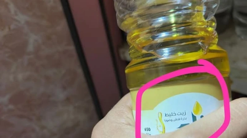 يهدد رجولتك.. طبيب يحذر من زيت الخليط أطلق أخصائي التغذية العلاجية، الدكتور عماد سلامة، تحذيرات مدوية من خطورة زيت الطهي الخليط، الذي يستخدم بكثرة في البيوت، مسلطا الضوء على مخاطره