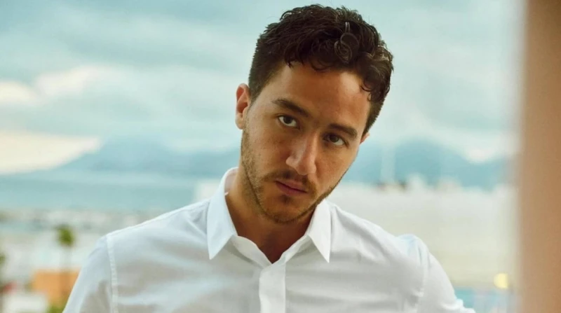 أحمد مالك: اتحطيت في الفريندزون 3 مرات وأول علاقة استمرت 4 سنين تحدث الفنان أحمد مالك عن تفاصيل حياته الشخصية وخاصة علاقاته العاطفية، مشيرا أن الأمر حاليا لم يشغله كثيرا.الفريندزون