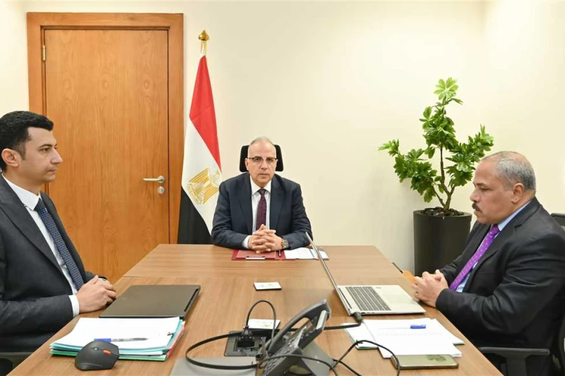 وزير الري: مشروع التحول للري الذكي يستهدف رفع كفاءة استخدام المياه وتحسين الإنتاجية الزراعية عقد الدكتور هانى سويلم، وزير الموارد المائية والري، اجتماعا لمتابعة تقدم سير العمل في م