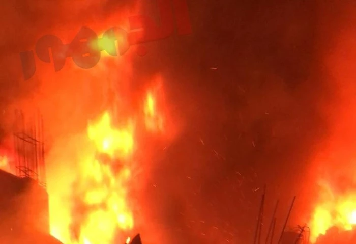 حريق في منشأة ناصر .. المعاينة تكشف احتراق 4 مصانع وعقارين (صور) تمكنت قوات الحماية المدنية بالقاهرة، من السيطرة على حريق التهم 4 مصانع وعقارين بمنطقة الزرايب بحي منشأة ناصر، وذلك 