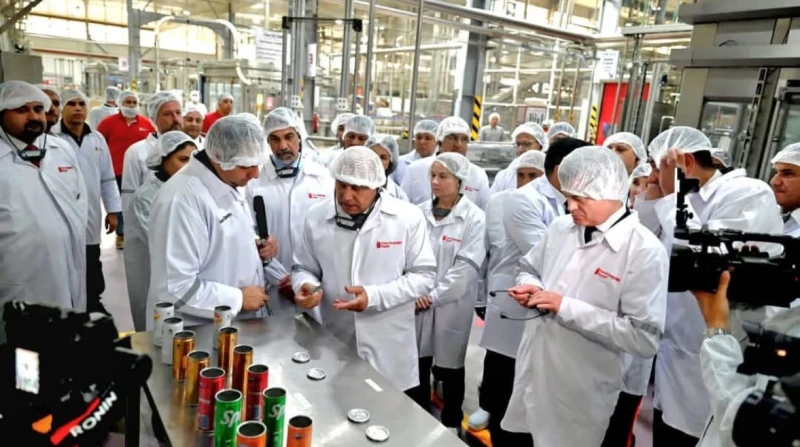 ب95 مكون محلى.. افتتاح خط إنتاج جديد لكوكاكولا أكد نائب رئيس مجلس الوزراء للتنمية الصناعية وزير الصناعة والنقل، كامل الوزير، اليوم الثلاثاء، أن خط