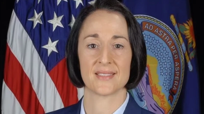 كشف هوية المتوفاة فجأة على متن طائرة رحلة باريس إلى بوسطن تم التعرف على راكبة الخطوط الجوية الفرنسية التي توفيت فجأة على متن رحلة جوية من باريس إلى بوسطن، على أنها جندي سابقة في حر