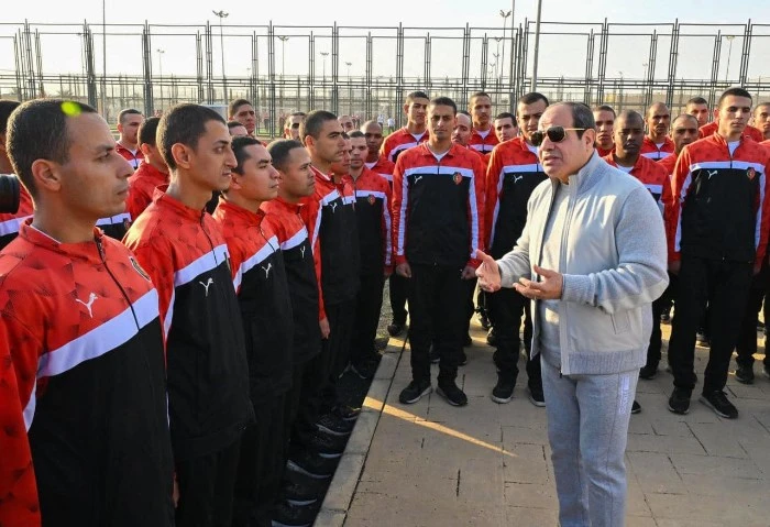 الرئيس السيسي يتفقد الأكاديمية العسكرية صور قام الرئيس عبدالفتاح السيسي، فجر اليوم الجمعة الموافق 10 يناير الجاري، بتفقد الاكاديمية العسكرية المصرية، حيث استهل الزيارة بمشاركة طلبة